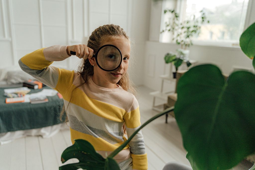 Enfant observant un indice dans un escape game